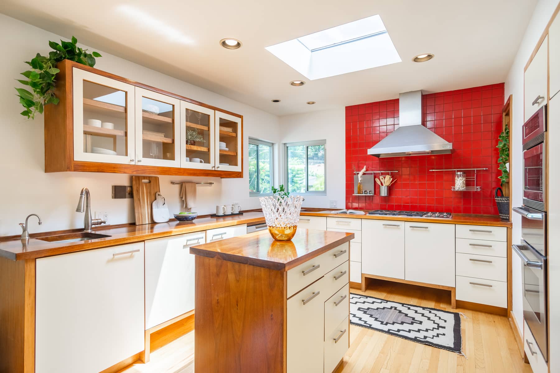 3920 Prospect Ave, Los Angeles, CA 90027