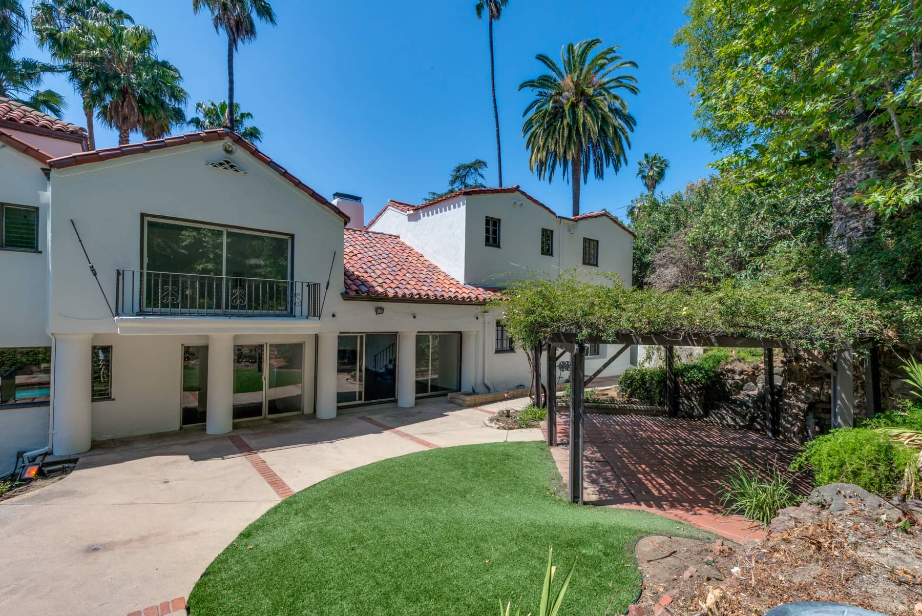 2556 Aberdeen Ave, Los Angeles, CA 90027