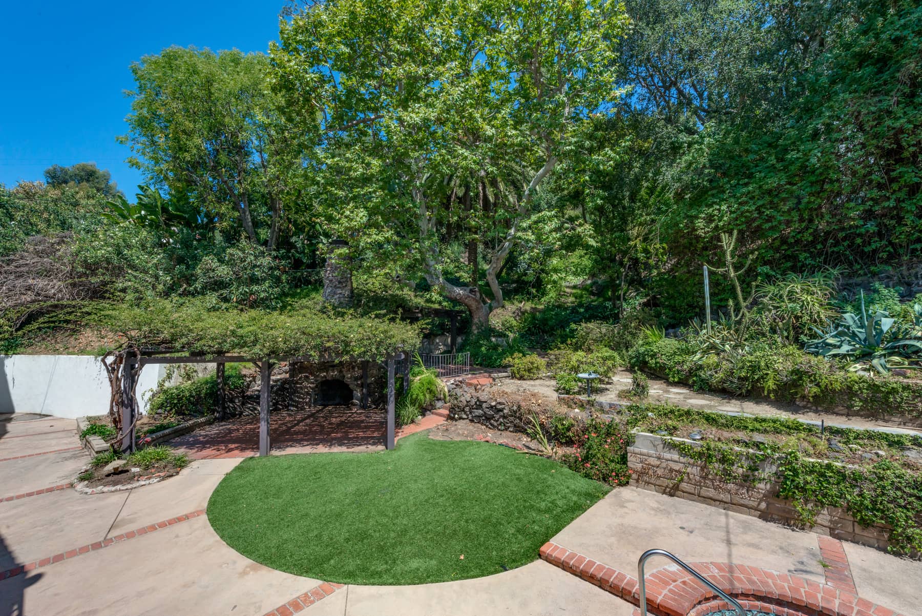 2556 Aberdeen Ave, Los Angeles, CA 90027