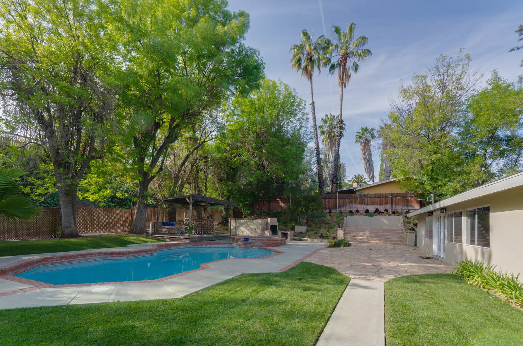 5825 Ave, Los Angeles, CA 91367